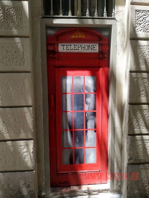 graffiti cabina telefonica inglesa